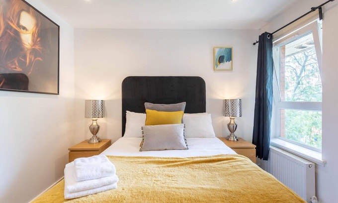Glasgow Apartment | Broompark Apartment with free parking