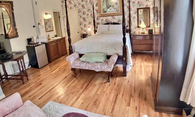 Eureka Springs Apartment | Brownstone Garden Suite Flat walk to Downtown