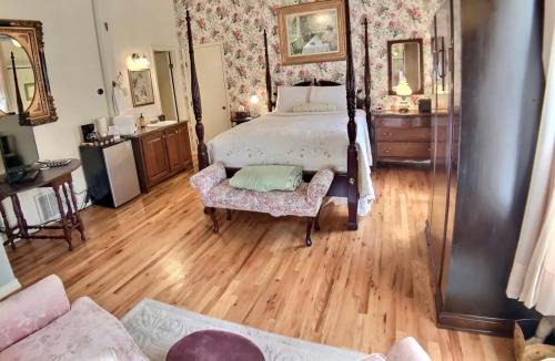 Eureka Springs Historic District Apartment | Brownstone Garden Suite Flat walk to Downtown