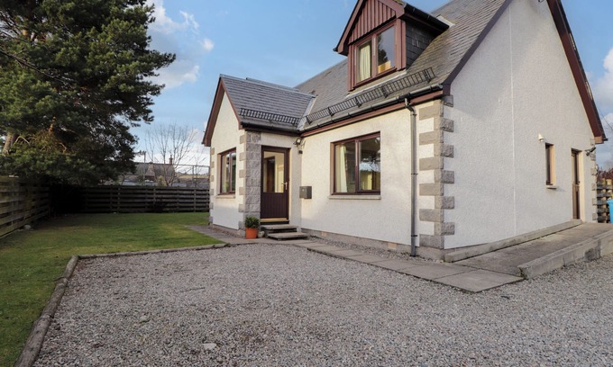 Grantown-on-Spey Cottage | BRUACH GORM COTTAGE, pet friendly, with a garden in Grantown-On-Spey