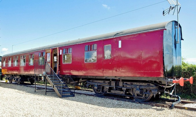 Dawlish Warren Ski Chalet | Brunel Boutique Railway Carriage 3