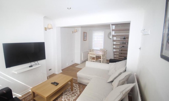 Reading Apartment | Brunswick Cottage