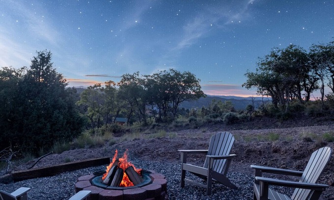 Alton Cabin | Bryce and Zion- Cowboy Hot Tub and Alien Sightings
