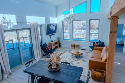 Hatch House | Brycegate Retreat. Stunning Views. Modern Comforts.