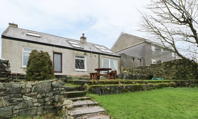 Caernarfon Cottage | BRYN AWELON, pet friendly, character holiday cottage in Caernarfon