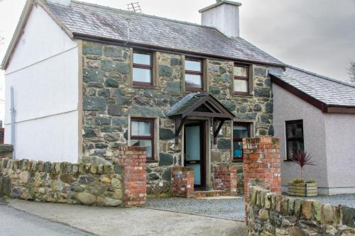Dinas House | Bryn Bethel