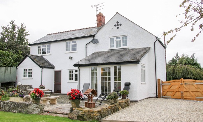 Longford Cottage | BRYN CELYN, pet friendly, character holiday cottage in Trefonen