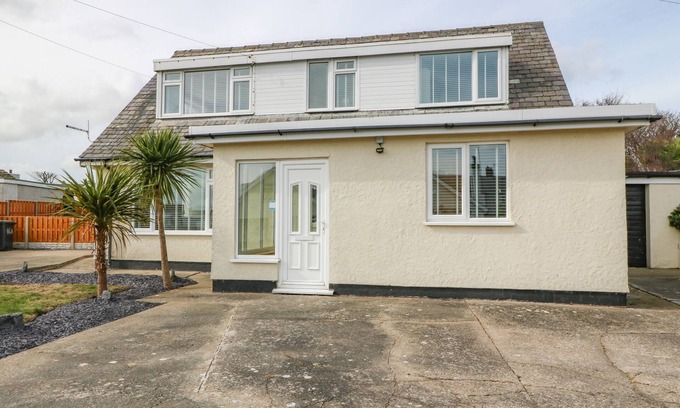 Moelfre Cottage | BRYN DERW BACH, with a garden in Moelfre