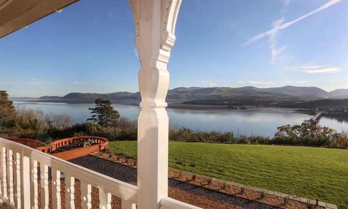 Menai Bridge Cottage | BRYN MEL MANOR STRAITS VIEW, with a garden in Menai Bridge