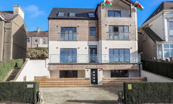 Bont Newydd Cottage | BRYN MIN MANTON PENTHOUSE, pet friendly, with hot tub in Caernarfon