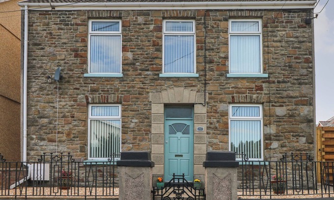 Burry Port House | BRYNAWEL, pet friendly, character holiday cottage in Burry Port