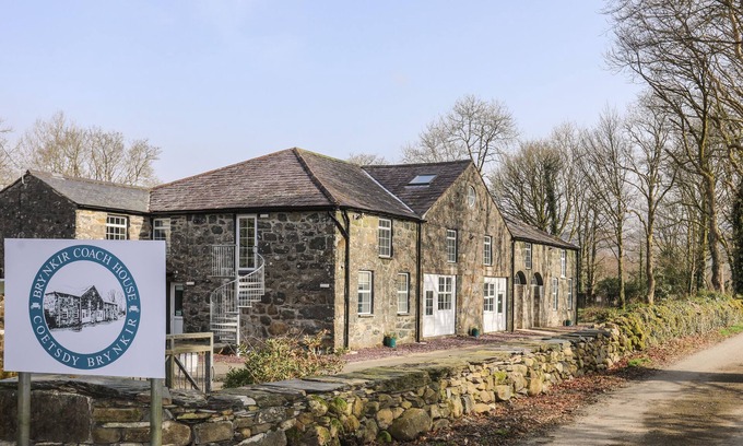 Garndolbenmaen House | BRYNKIR COACH HOUSE, pet friendly, with open fire in Porthmadog