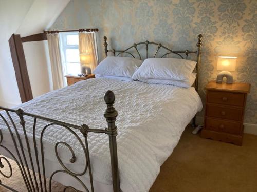 Welshpool Apartment | Bryntirion Farmhouse Rooms (with bathroom)