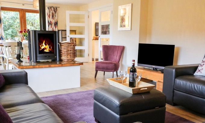 New Forest District Cottage | BRYONY COTTAGE, pet friendly, with open fire in Fordingbridge