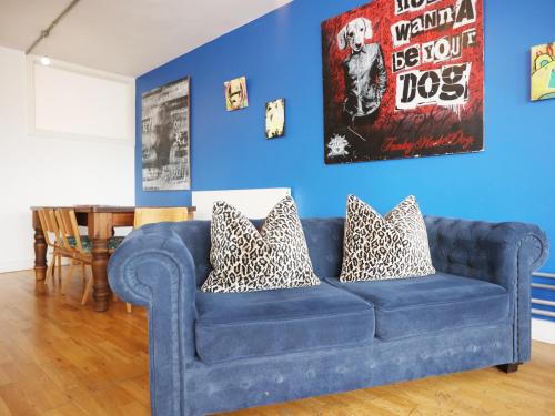 Saint Paul's Apartment | BS2 Lofts Apartment by N And N Stays Ltd, Great location Close to Cabot Circus, Centre and Hospital, perfect for workers, NHS and Contractors, Private Parking Avaialable