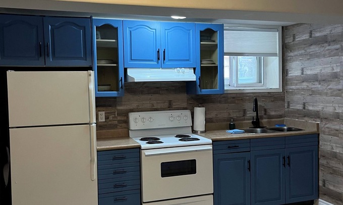 Dufferin Grove House | BSMT APT in Dufferin Grove 2 Mins to Subway