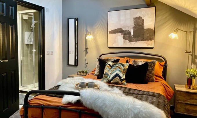 Oldham House | BSR SUITES Sharples Hall