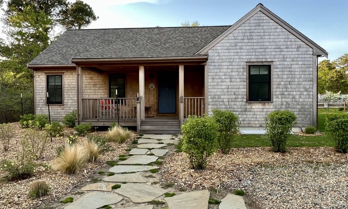 Nantucket Cottage | Btw Cisco&Town!Immaculate!2bed2.5 bath.AC!Large deck!Outdoor shower!Peaceful!