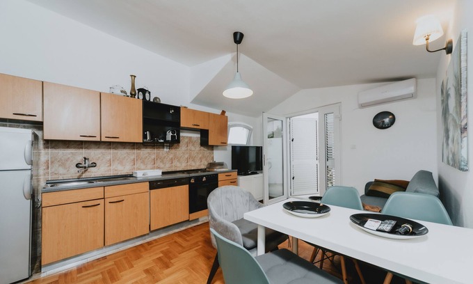 Gospostina Apartment | Buba Apartment w/balcony and sidesea view