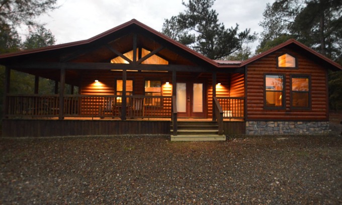 Hochatown Cabin | Buck-Eye Hollow 2 bedroom, 2 bath, fire pit, hot tub!