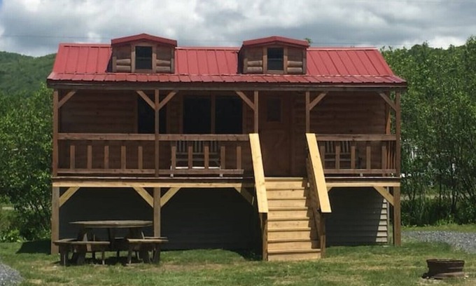 Frank Cabin | Buck Hill Tiny Home Cabin #2 Mountain & Pond Views