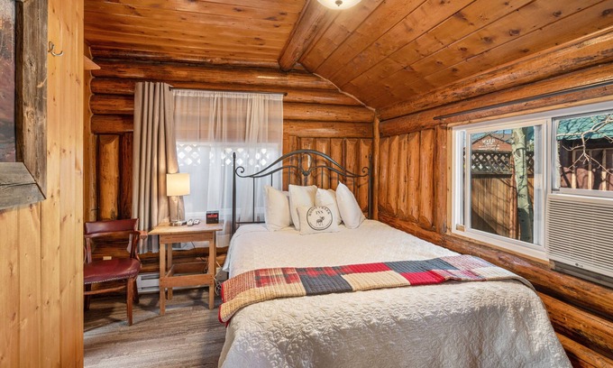 West Yellowstone Cabin | Bucking Moose Elk Cabin (C)~ Downtown West Yellowstone