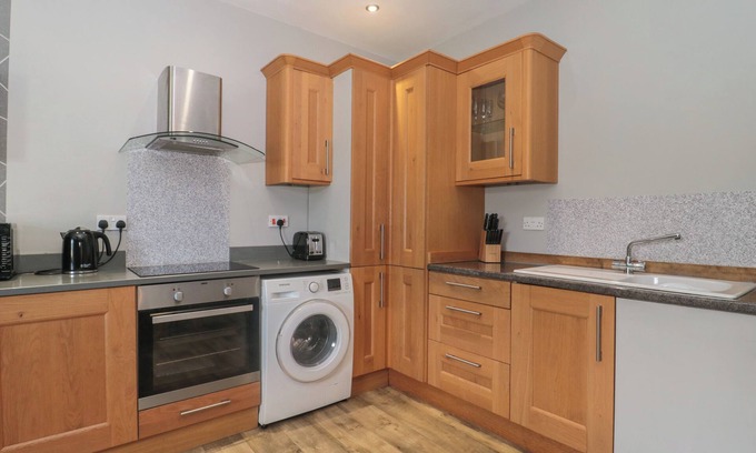Taunton Cottage | BUCKLAND HOUSE ANNEX, pet friendly, with a garden in Taunton