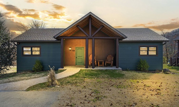 Branson House | Bud's Fishing Lodge 🎣 Pool 💦 Private Hot Tub 💦 Fire Pit 🔥 Lake Access🌲