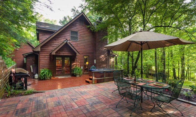 Ellijay Cabin | Buddy's Bungalow - Magical Creekside Cabin!