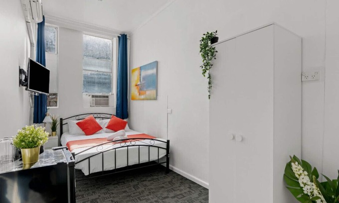 Kings Cross House | Budget double room in a hotel shared bathroom wifi