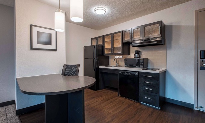 Fossil Creek Hotel | Budget-friendly Accommodation, Short Drive to Dickies Arena! FREE Parking!