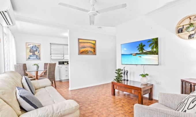Cairns North Apartment | Budget-Friendly Cairns Retreat – Ideal for Reef & Rainforest Explorers!