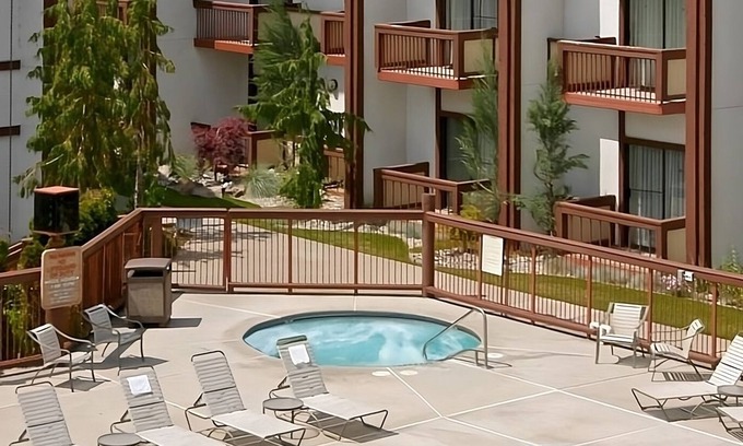 Wenatchee Resort | Budget-Friendly Stay in Washington! Outdoor Pool, Free Parking, Pets Allowed