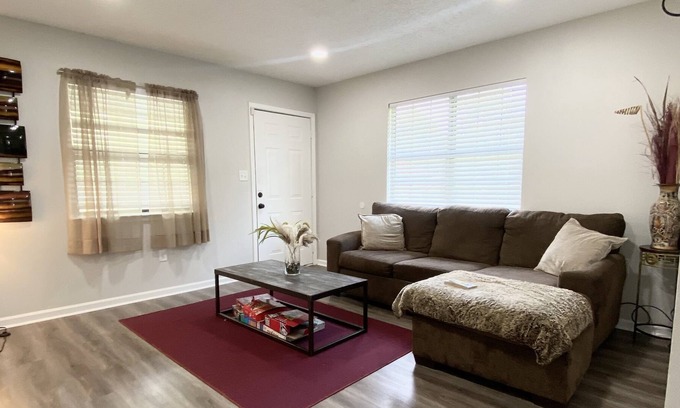 Little Rock House | Budget Friendly Stylish Townhome under 5mins from UAMS/AR Children's