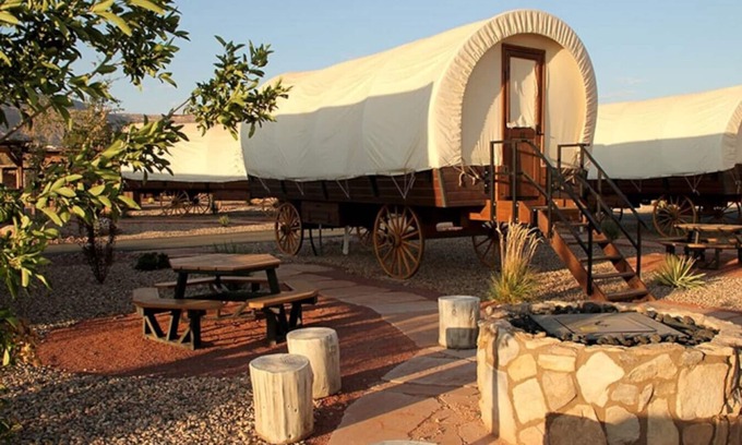 Virgin Cabin | Buffalo Bill Wagon #25 w/2 QB, BBQ & Fire Pit