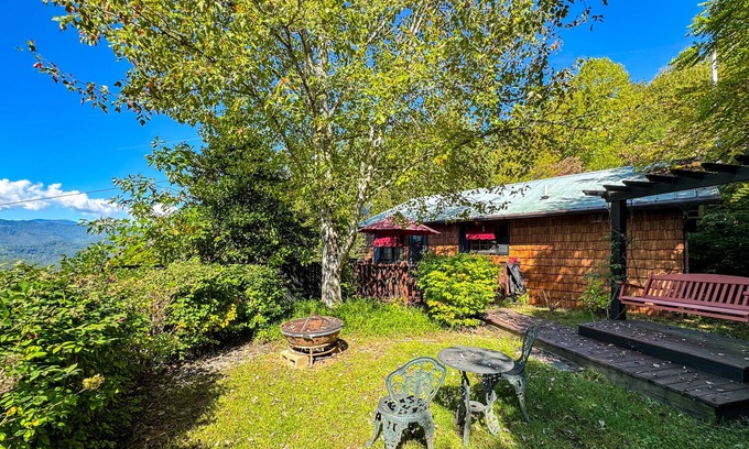 Bryson City Cottage | Buffalo Creek Guest Cottage - Bryson City | Close to town - Motorcycle Friendly