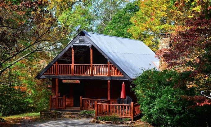 Bryson City Cabin | Buffalo Creek Lodge our rustic three bedroom mountain chalet.