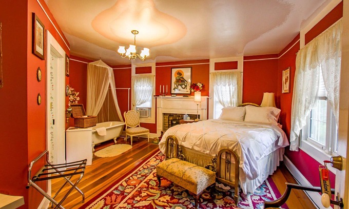 West Jefferson House | Buffalo Tavern Bed and Breakfast, Madam's Room