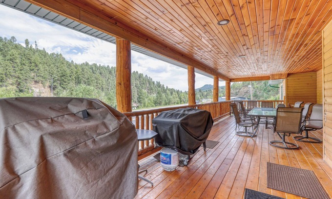 Deadwood House | Buffalo Thunder Lodge | 7 Bed, 5 Bath