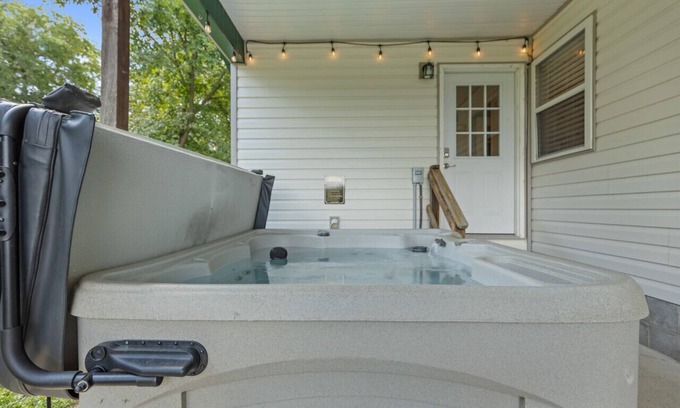 Harrison House | BuffaloRiver 15Min | Hot Tub Trails FirePit