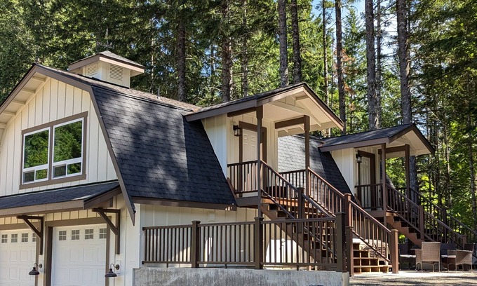 Packwood Apartment | Bugling Elk Bungalow: Cozy apartment with two queen beds in enchanting Packwood