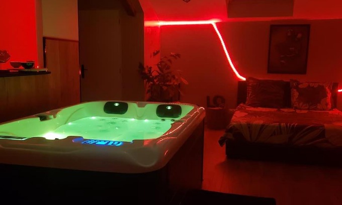 Montrevel-en-Bresse Apartment | Bulles étoilées Appartement avec jacuzzi privé