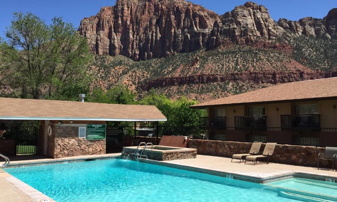 Zion National Park South Entrance Hotel | Bumbleberry Inn