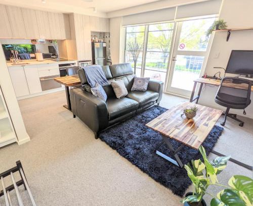 Lyneham Apartment | Bunduluk - Chic cosy apt, WiFi, Netflix, walk to food & shops