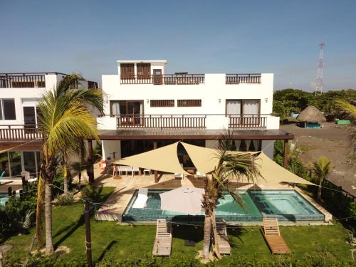 El Paredon House | BungaLoose Casa Nazaré Oceanfront