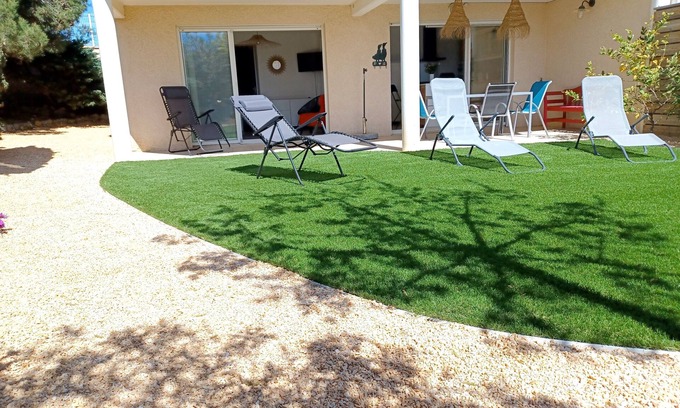 Saint-Pierre-la-Mer Apartment | Bungalow 6 pers. Garden Air conditioning Sea view Swimming pool in residence