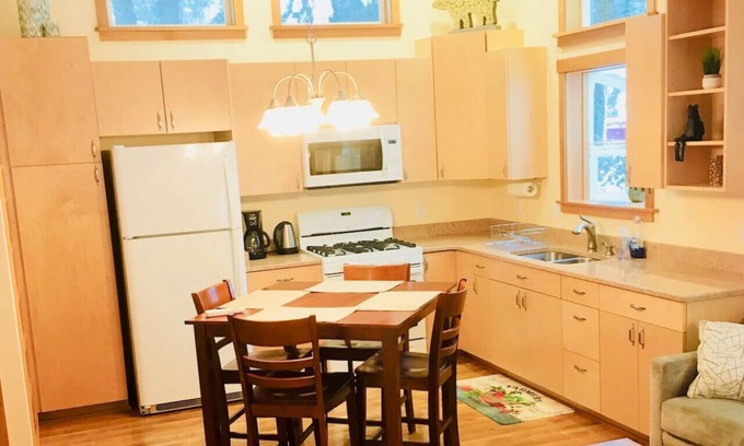 Mendenhall Valley House | Bungalow & Breakfast - On the Way To The Glacier!