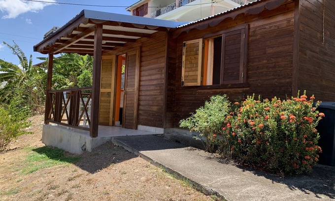 Bouillante House | Bungalow in a quiet corner with sea view