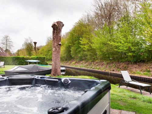 Eernewoude House | Bungalow in Friesland with Private Spa & Sloop