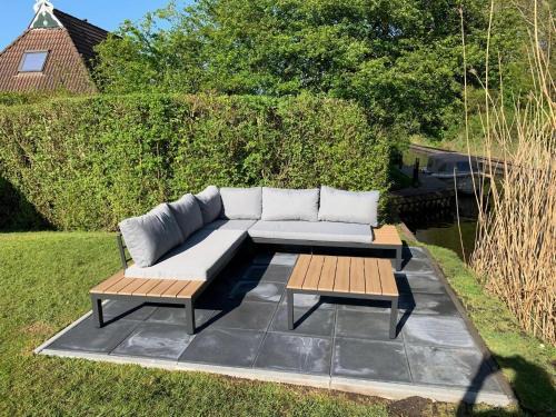 Eernewoude House | Bungalow in Friesland with Private Spa & Sloop, cleaning included